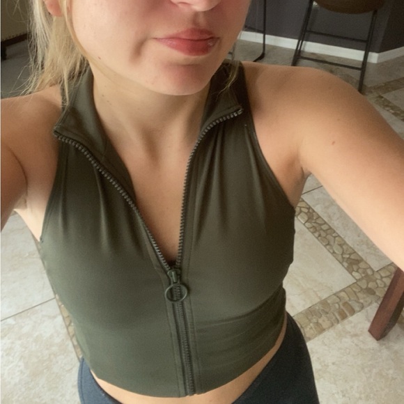 Cute work out top - Picture 3 of 5